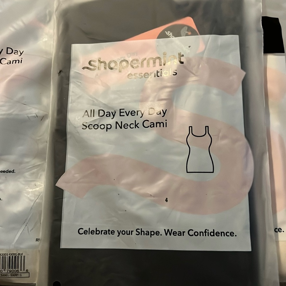 Brand new Shapermint Scoop neck cami in black